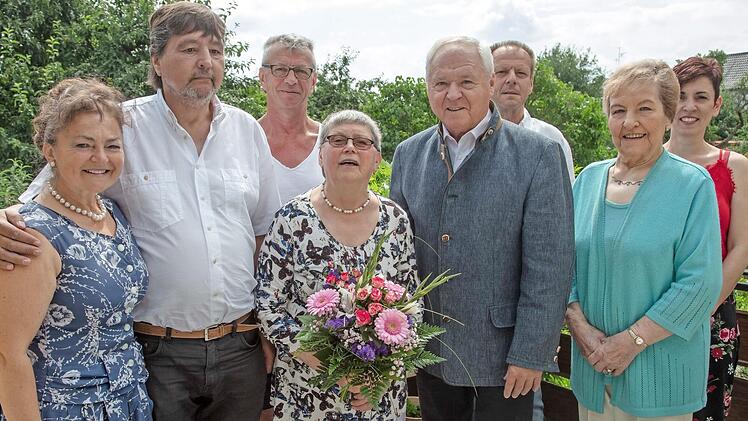 Zahlreiche Glückwünsche durfte Gerda Fischer (Mitte) entgegennehmen, unter anderem (v. l.) von Schwiegertochter Elke, Sohn Wolfram, Clemens Weisser (TVM), Bürgermeister Helmut Fischer, Bernd Rosenbauer (Neffe) und seiner Frau Jeanette. Foto: Klaus Gagel