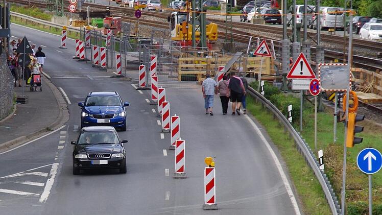 Trotz des Festbetriebs gibt es im Bereich der Baustelle auf der B 85 kaum Probleme. Foto: Marco Meißner