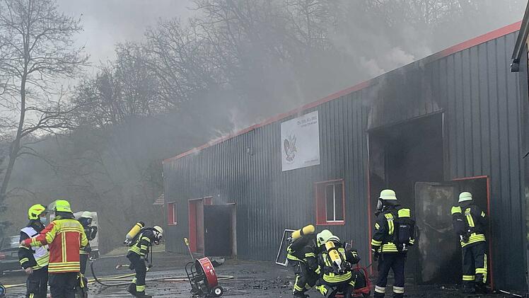 Lagerhalle in Vollbrand (5)