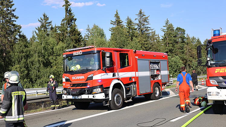 Pannen-LKW fängt während der Bergung Feuer: Flammen greifen auch auf Abschleppwagen über