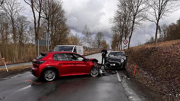 Drei Verletzte auf der B173: Frontalzusammensto&szlig; zweier Autos bei Hof