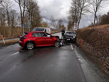 Drei Verletzte auf der B173: Frontalzusammenstoß zweier Autos bei Hof