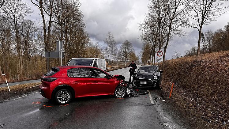 Drei Verletzte auf der B173: Frontalzusammenstoß zweier Autos bei Hof