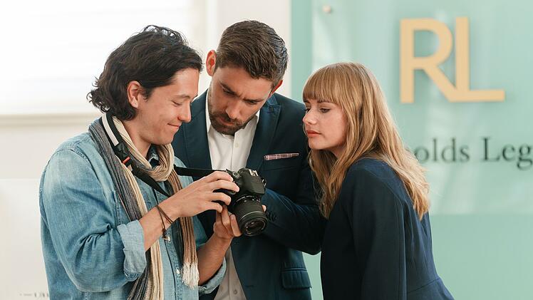 Zwischen Daniel Reynolds (Jan Tsien Beller, links), Bill Reynolds (Kerim Weller) und Johanna Rashford (Anna Hausburg) entwickelt sich eine spannende Dynamik.