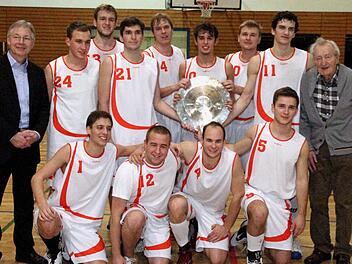 2011 knapper Zweiter, nun ganz oben beim Klaus-Haferkorn-Gedächtnisturnier: Die "HASSler", der OR-Meister von 2009, hatten im Finale gegen "7 and a half MEN" im Schlussakkord den längeren Atem. Die Silberschale bei der 55. Auflage dieses Turniers überreichten am Freitagabend Wolfgang Funk (l.), der Schulleiter des Clavius-Gymnasiums, und Turniergründer Bert Peßler (r.). Foto: Bertram Wagner
