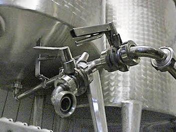 Aus diesen Tanks wird die Limonade in die Flaschen gepumpt. Fotos: Josef Hofbauer