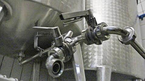 Aus diesen Tanks wird die Limonade in die Flaschen gepumpt. Fotos: Josef Hofbauer