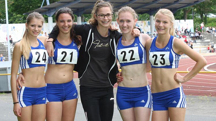 Die U18-Staffel des TSV Bad Kissingen lief bei ihren Sieg über 4 x 100 Meter eine starke Zeit. Von links: Lena Schröter, Anna-Maria Brandl, Ersatzläuferin Michele Winbeck, Lynn Humpert und Jessica Schottorf, die zudem im Hürdenlauf und Weitsprung den Titel holte. Fotos: Reinhold Nürnberger