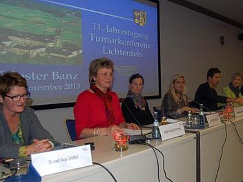 Podiumsdiskussion mit (von links): Anja Grottker, Monika Hohlmeier, Birgit Ach, Melanie Huml, Matthias Thöns und weiteren Medizinern. Foto: Welz