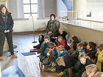 In der Morizkirche lauschten Kinder vom Kinderhaus sowohl den (manchmal sehr lauten!) Orgelklängen als auch einer Geschichte von Pfarrerin Kerstin Willmer (links). Fotos: Anna Stenglein