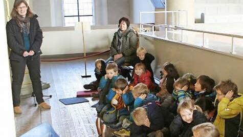 In der Morizkirche lauschten Kinder vom Kinderhaus sowohl den (manchmal sehr lauten!) Orgelklängen als auch einer Geschichte von Pfarrerin Kerstin Willmer (links). Fotos: Anna Stenglein