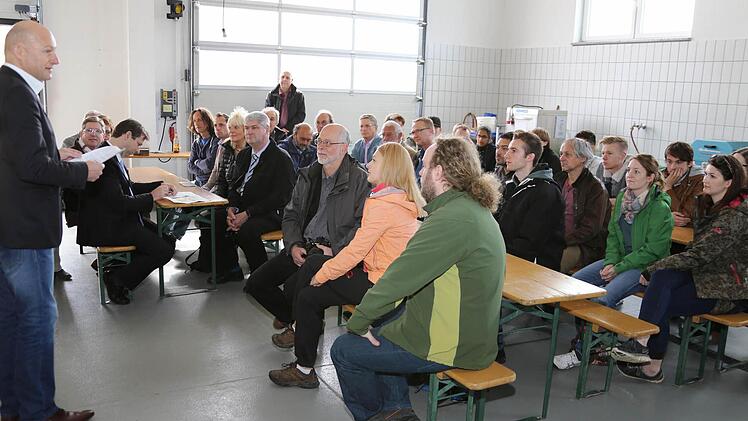Claus Schwarzmann begrüßt die Gäste zur Einweihung. Foto: Franz Galster