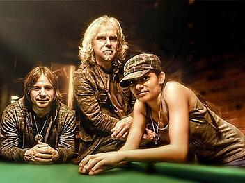 Gitarrist Todd Wolfe (Mitte) schrieb Sheryl Crow Hits auf den Leib. Inzwischen hat er eine erfolgreiche Solokarriere gestartet. Gemeinsam mit Bassistin Justine Gardner und Schlagzeuger Roger Voss spielt er am 21. Mai auf Einladung des Kleinkunstvereins "Tecnet Obermain" im Tecnet-Zentrum Burkersdorf.  Foto: privat