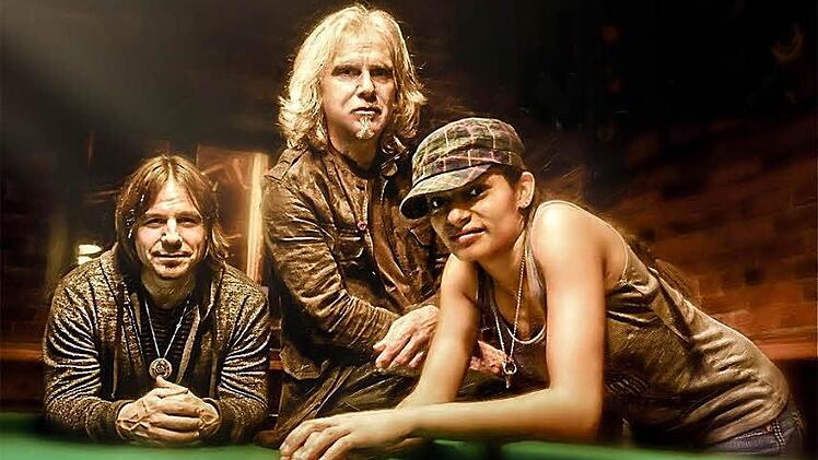 Gitarrist Todd Wolfe (Mitte) schrieb Sheryl Crow Hits auf den Leib. Inzwischen hat er eine erfolgreiche Solokarriere gestartet. Gemeinsam mit Bassistin Justine Gardner und Schlagzeuger Roger Voss spielt er am 21. Mai auf Einladung des Kleinkunstvereins "Tecnet Obermain" im Tecnet-Zentrum Burkersdorf.  Foto: privat