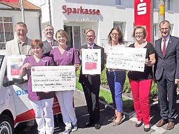 Bei der Spendenübergabe (v. l.): Gerald Munzert, Martina Bahr, Klaus-Jürgen Scherr, Simone Redwitz, Markus Lieb, Barbara Stumpf, Anja Lauterbach und Harry Weiß.  Foto: Dieter Wolf