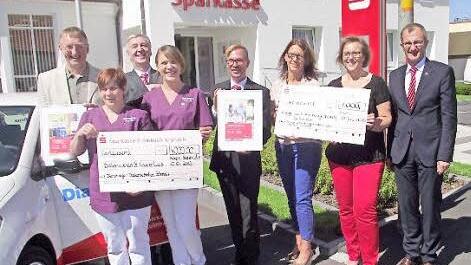 Bei der Spendenübergabe (v. l.): Gerald Munzert, Martina Bahr, Klaus-Jürgen Scherr, Simone Redwitz, Markus Lieb, Barbara Stumpf, Anja Lauterbach und Harry Weiß.  Foto: Dieter Wolf