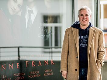 Arthur Klemt vor dem Plakat "Das Tagebuch der Anne Frank" am Coburger "Utopolis". Als junger Schauspieler war Klemt am Landestheater engagiert.Foto: Jochen Berger