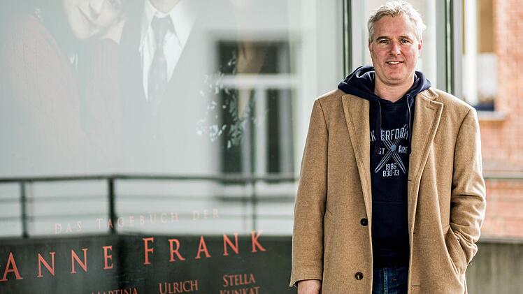 Arthur Klemt vor dem Plakat "Das Tagebuch der Anne Frank" am Coburger "Utopolis". Als junger Schauspieler war Klemt am Landestheater engagiert.Foto: Jochen Berger