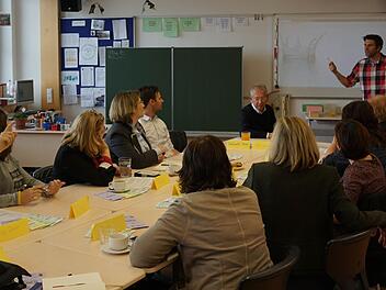 Lehrer Tobias Dachwald demonstrierte die interaktive Gestaltung der Klassenzimmer. Foto: Tina Meier