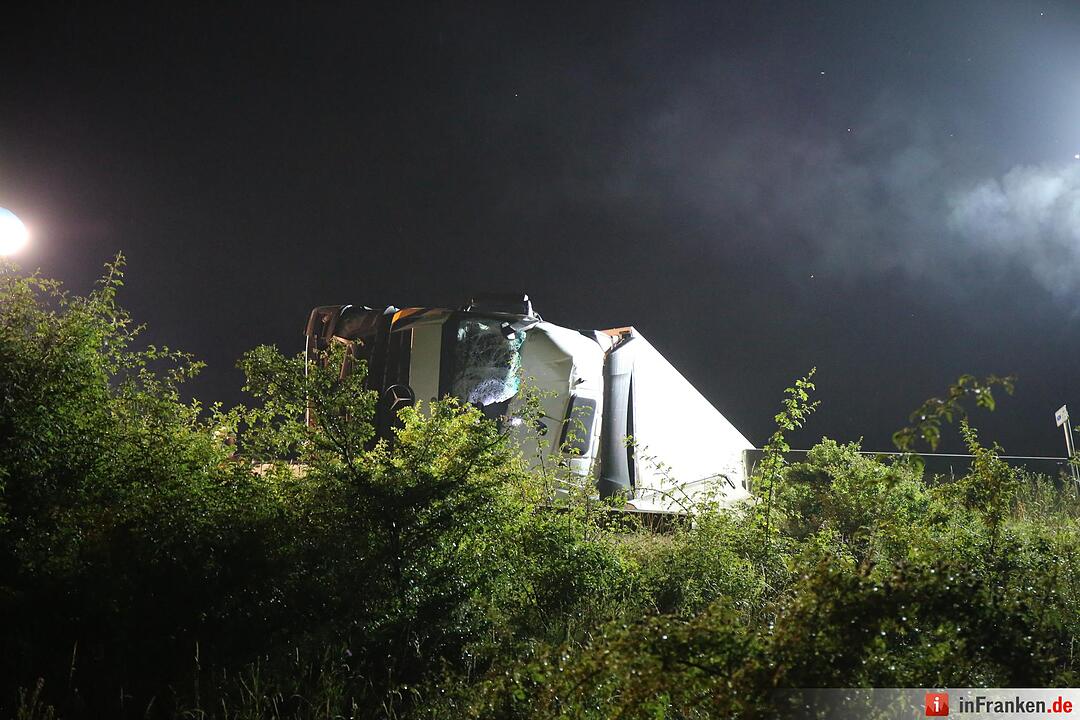 Lkw kippt um und blockiert komplette A9