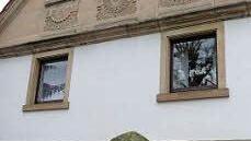 Fensterschürzen an den Sandsteinhäusern wie hier in Harsdorf beziehen ihre Vorbilder noch aus der höfischen Baukultur der Markgrafenzeit.