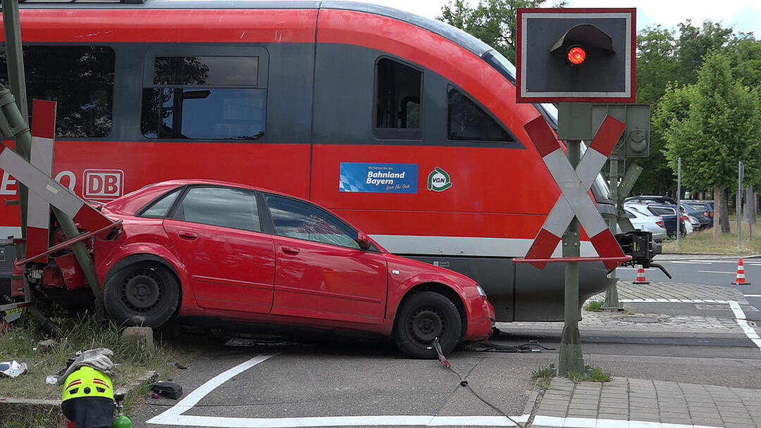 Auto fährt in Roth trotz Warnzeichen auf Gleise und wird von Zug erfasst