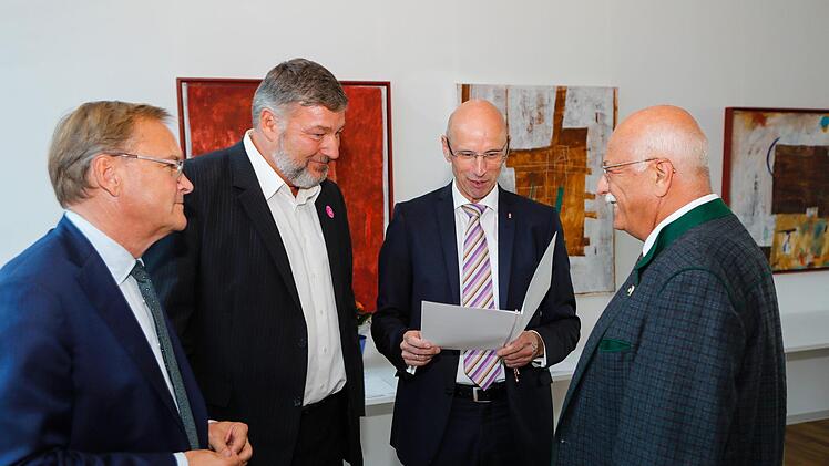 Hans Kohmann (rechts) wurde durch Stadtrat Klaus Stieringer (Zweiter von links) gewürdigt.Foto: Matthias Hoch