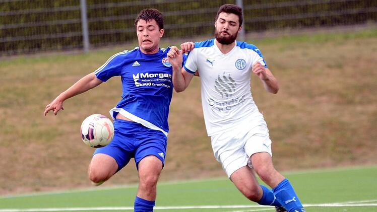 FC Herzogenaurach II - TSV Frauenaurach: Die vom Verletzungspech verfolgten Gäste (blaue Trikots) mühten sich vergeblich, die "kleinen Pumas" verteidigten Rang 1. Fotos: herzopress