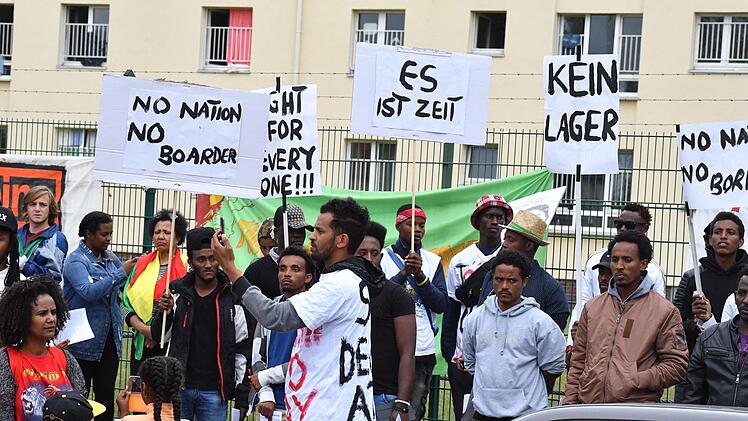 200 Menschen demonstrierten am Samstag, 23. Juni, gegen die Aufnahmeeinrichtung Oberfranken. Foto: Ronald Rinklef