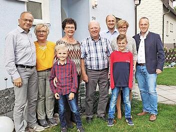 Mit Jubilar Robert Motzke (Mitte) freuen sich (von links) Sohn Uwe, Schwiegertochter Heike, Ehefrau Roswitha mit Enkel Moritz, Schwiegersohn Johannes, Tochter Nicole mit Enkel Jannis sowie Bürgermeister Thomas Löffler. Foto: Hubert Martin