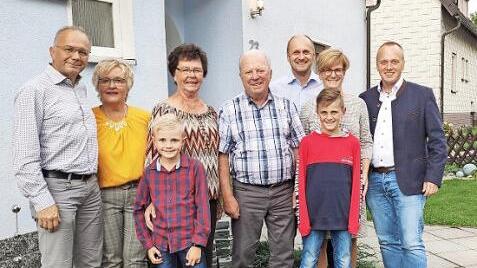 Mit Jubilar Robert Motzke (Mitte) freuen sich (von links) Sohn Uwe, Schwiegertochter Heike, Ehefrau Roswitha mit Enkel Moritz, Schwiegersohn Johannes, Tochter Nicole mit Enkel Jannis sowie Bürgermeister Thomas Löffler. Foto: Hubert Martin