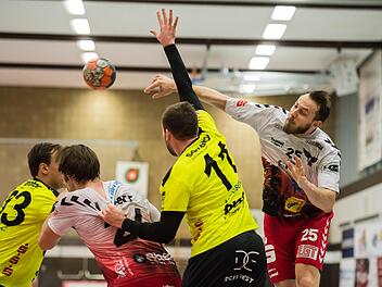Voller Entschlossenheit und mit viel Wurfkraft: Vilim Leskovec (rechts) war nicht zu stoppen und steuerte acht Tore zum 30:22-Sieg des HSC Bad Neustadt gegen die HSG Biebergau-Modau bei. Foto: Anand Anders