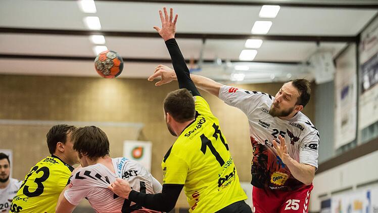 Voller Entschlossenheit und mit viel Wurfkraft: Vilim Leskovec (rechts) war nicht zu stoppen und steuerte acht Tore zum 30:22-Sieg des HSC Bad Neustadt gegen die HSG Biebergau-Modau bei. Foto: Anand Anders