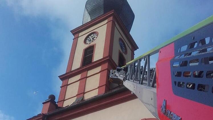 Die Feuerwehr Bad Brückenau beseitigte die Schäden von Sturmtief "Sabine": umgestürzte Bäume, lose Dachteile, abgebrochene Äste und umgestürzte Bauzäune. Foto: Sebastian Gerr