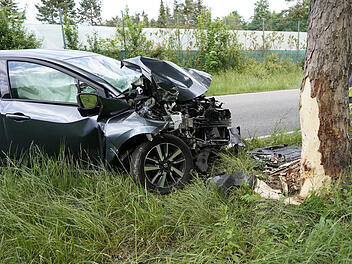 Auto kracht gegen Baum
