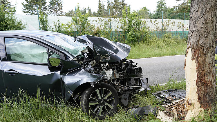 Auto kracht gegen Baum