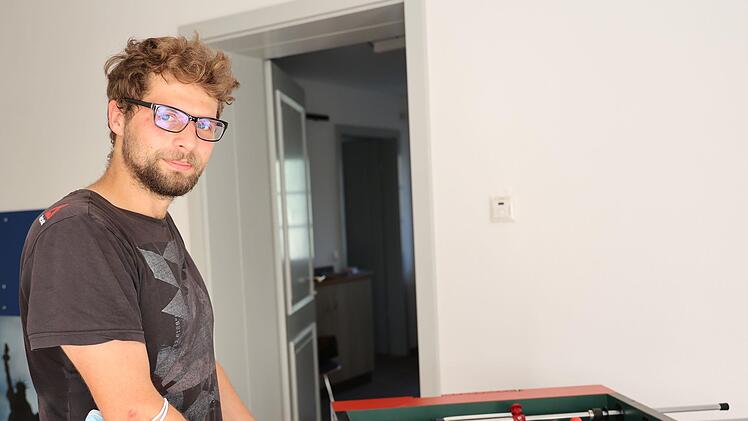 Philipp Hacker leitet den Jugendtreff seit zwei Jahren. Im Eingangsbereich steht ein Kicker.