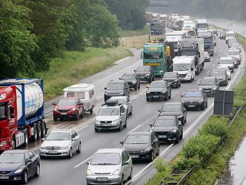 Unfall auf A3 bei Erlangen: Fahrer schiebt mehrere Autos zusammen Unfall auf A3 bei Erlangen: Fahrer schiebt mehrere Autos zusammen
