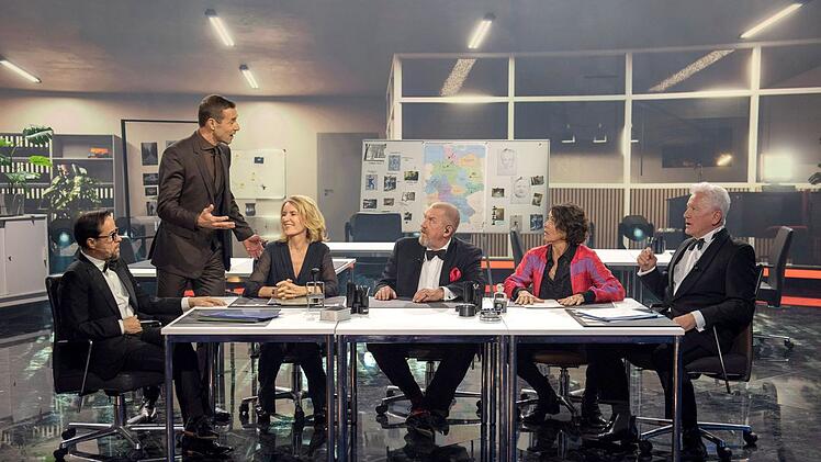 Was für eine Lagebesprechung: Kai Pflaume (zweiter von links) mit den "Tatort"-Ermittlern (von links) Jan Josef Liefers, Maria Furtwängler, Dietmar Bär, Ulrike Folkerts und Miroslav Nemec.
