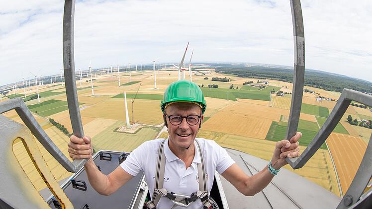 Merz macht Windkraft-Gondelfahrt