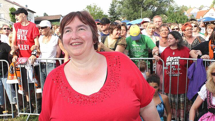 Ein Dorfrocker-Konzert ohne Ruth Markert ist fast unvorstellbar. Die 49-jährige aus Haßfurt vom Fanclub "Geile Zeit" ist seit Jahren eine ganz treue Anhängerin der Kirchaicher Musikgruppe.
