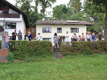 Nach Bau der Spundwand wären vom Main ausgesehen vermutlich nur noch die Köpfe der Menschen zu sehen. Mit ihrer Hand markiert das Mädchen (li.) die Höhe der Spundwand. Fotos: Gerda Völk