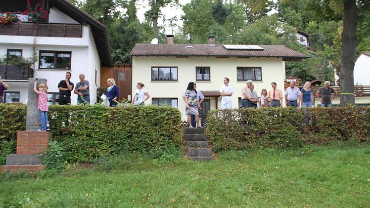 Nach Bau der Spundwand wären vom Main ausgesehen vermutlich nur noch die Köpfe der Menschen zu sehen. Mit ihrer Hand markiert das Mädchen (li.) die Höhe der Spundwand. Fotos: Gerda Völk