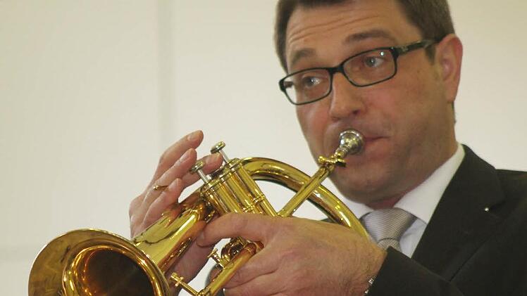 Auch Musikschulleiter Harald Streit ließ sich nicht zweimal bitten: Streit spielte gemeinsam mit Aleksandra Zubielewicz-Schmidt (Querflöte), Thomas Schimmel (Klavier) und Karsten Friedrich (Schlagzeug) Werke von Arlen und Luiz Bonfe Foto: Sonny Adam