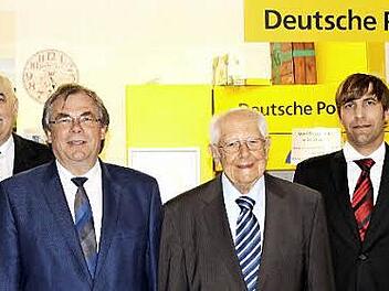 Die Poststellenleiter seit 1955 (von links), Günther, Artur und Jürgen Schneider, mit Bürgermeister Bernhard Ruß (Zweiter von links)  Foto: ab