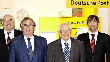 Die Poststellenleiter seit 1955 (von links), Günther, Artur und Jürgen Schneider, mit Bürgermeister Bernhard Ruß (Zweiter von links)  Foto: ab