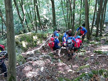 Über felsiges, steiles Gelände wurde der verunglückte Kletterer zum Rettungswagen gebracht.  Foto: Bergwacht Forchheim