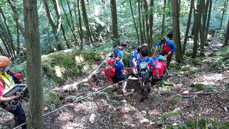 Über felsiges, steiles Gelände wurde der verunglückte Kletterer zum Rettungswagen gebracht.  Foto: Bergwacht Forchheim