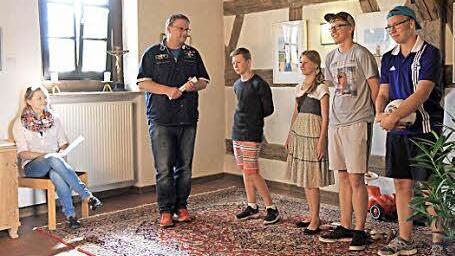 Die Theatergruppenleiter Vanessa Hildel und Christian Knobl waren stolz auf ihre Darsteller Lennart Schneider, Hannah Echtner sowie Til und Bruno Schumann (v. l.). Foto: Richard S&auml;nger