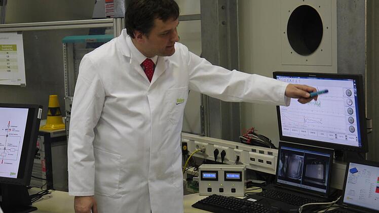 Rainer Sonnenberger erläutert erste Testergebnisse.